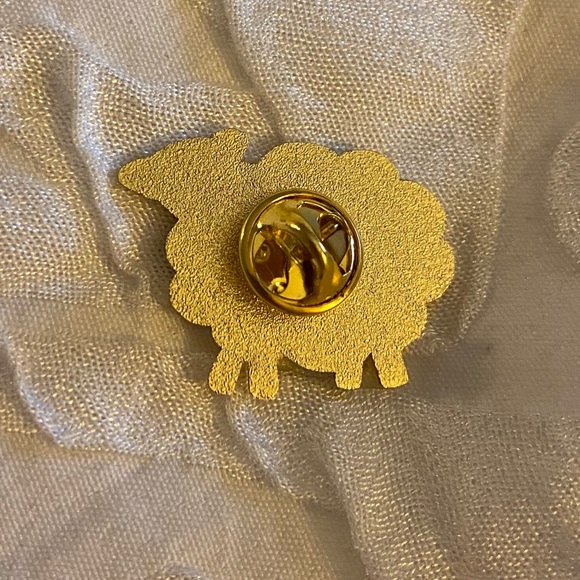 Black sheep club lapel pin - Picture 3 of 3